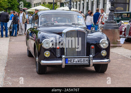 BADEN Baden, Allemagne - juillet 2019 : black Crewe Rolls-Royce BENTLEY CONTINENTAL S1 S2 cabrio oldtimer réunion de Kurpark. Banque D'Images