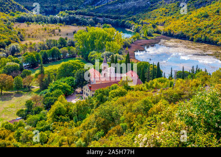 Monastère de Krka. 14e siècle Eglise orthodoxe serbe monastère dédié à l'Archange Michel. Situé dans le Parc National de Krka, Croatie. Droit Banque D'Images