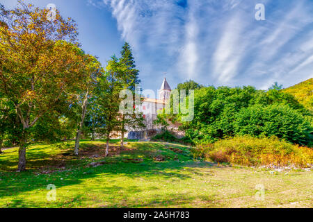 Monastère de Krka. 14e siècle Eglise orthodoxe serbe monastère dédié à l'Archange Michel. Situé dans le Parc National de Krka, Croatie. Droit Banque D'Images