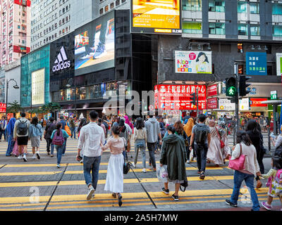 Les personnes qui traversent Yee Wo Street. Causeway Bay, Hong Kong, Chine. Banque D'Images