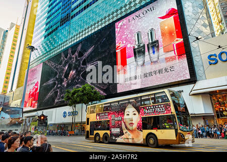 Panneaux publicitaires LED colorés sur la façade du grand magasin SOGO. Hennessy Road, Causeway Bay, Hong Kong, Chine. Banque D'Images