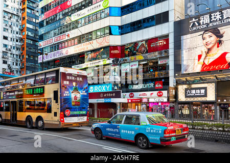 Annonces colorés sur Hennessy Road. Causeway Bay, Hong Kong, Chine. Banque D'Images