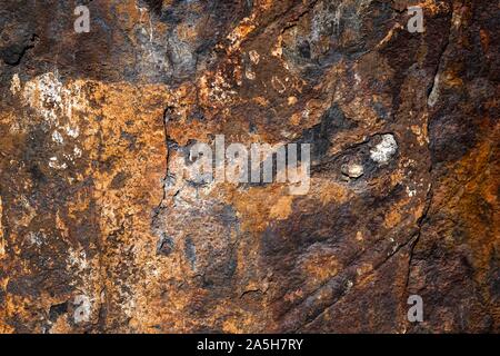 La corrosion marine de fonte des piles du pont. Structure de l'orange en couleur, rouge et brun hue fer rouillé tubes. Structure abstraite. Banque D'Images