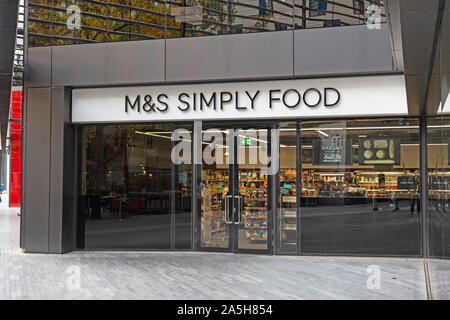 Un Marks & Spencer M&S Simply Food shop, ou magasin, à Londres, en Angleterre. Banque D'Images