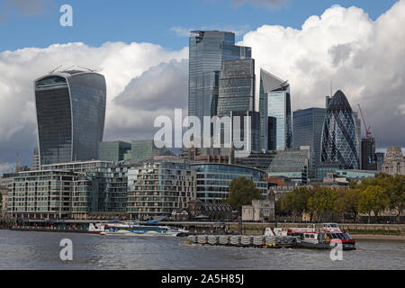 Vue sur la Tamise à Londres, avec la ville moderne, y compris la construction de talkie walkie à 20 Fenchurch Street. Banque D'Images