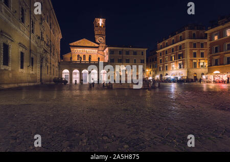 Piazza di Santa Maria in Trastevere, l'un des plus beaux de Rome location à la nuit. Banque D'Images