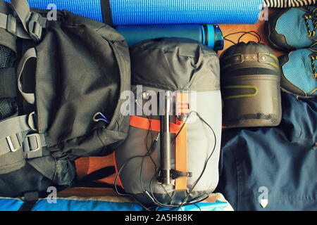 Télévision jeter la composition avec l'équipement de camping sur fond de bois Banque D'Images