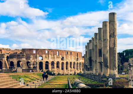 Vue panoramique du Colisée, l'un des plus importants sites touristiques de Rome. Banque D'Images