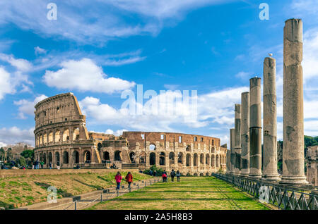 Vue panoramique du Colisée, l'un des plus importants sites touristiques de Rome. Banque D'Images