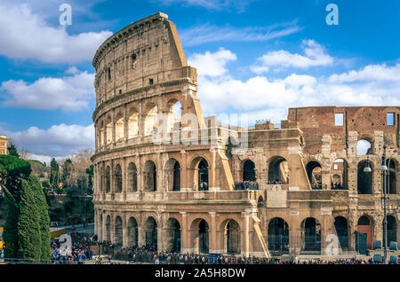 Vue panoramique du Colisée, l'un des plus importants sites touristiques de Rome. Banque D'Images