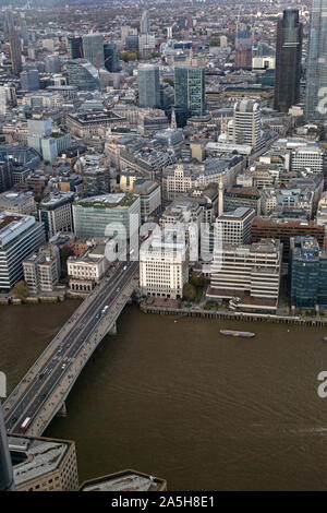 Une vue aérienne à la plus au nord du pont de Londres sur la Tamise à Londres. Banque D'Images