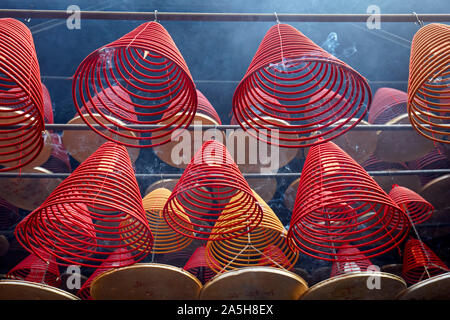 Les spirales d'encens brûlant pendant de plafond dans Tin Hau Temple complexe. Yau Ma Tei, Kowloon, Hong Kong. Banque D'Images