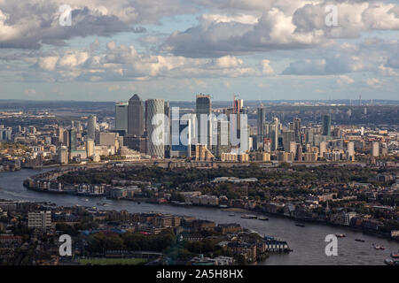 Une vue aérienne de l'est jusqu'à la Tamise à Londres, avec les immeubles de Canary Wharf sur la ligne d'horizon. Banque D'Images