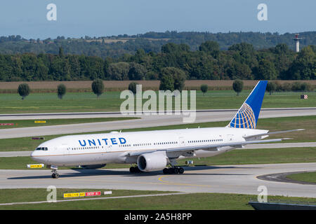 Munich, Allemagne - le 18 septembre. 2019 : United Airlines Boeing 777-200 avec l'aéronef numéro d'enregistrement N787UA est le roulage au décollage sur la nort Banque D'Images