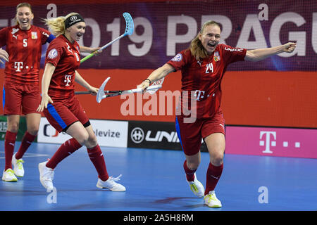 Prague, République tchèque. 20 Oct, 2019. De gauche le floorball, KRUPNOVA joueurs ELISKA TEREZA URBANKOVA, DENISA RATAJOVA (CZE) en action lors du match de l'Euro Tour Floorball c. Suède République tchèque à Prague, République tchèque, le 20 octobre 2019. Credit : Ondrej Deml/CTK Photo/Alamy Live News Banque D'Images