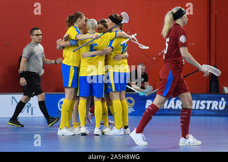 La Suède de la femme de l'équipe nationale de floorball célèbre un but pendant le match de l'Euro Tour Floorball c. Suède République tchèque à Prague, République tchèque, le 20 octobre 2019. (CTK Photo/Ondrej Deml) Banque D'Images