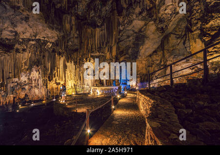 Grotte de Melidoni, une étonnante grotte archéologique et historique, avec les impressionnantes formations rocheuses de la stalactites et stalagmites. Banque D'Images