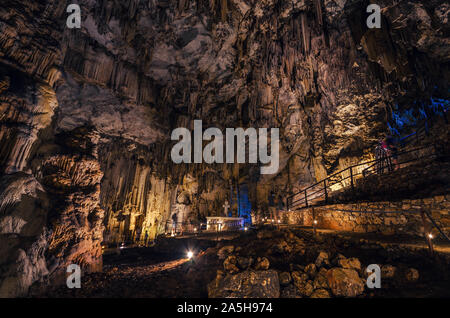 Grotte de Melidoni, une étonnante grotte archéologique et historique, avec les impressionnantes formations rocheuses de la stalactites et stalagmites. Banque D'Images