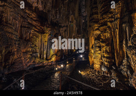 Grotte de Melidoni, une étonnante grotte archéologique et historique, avec les impressionnantes formations rocheuses de la stalactites et stalagmites. Banque D'Images