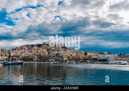 La vue étonnante de Kavala, la pittoresque ville de Grèce du nord, situé sur la baie de Kavala, regardant la mer Égée. Banque D'Images