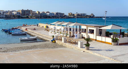 Italie, Pouilles, Otranto, restaurant Cafe sur la jetée Banque D'Images