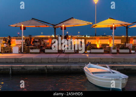 Italie, Pouilles, Otranto, restaurant Cafe sur la jetée Banque D'Images