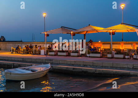 Italie, Pouilles, Otranto, restaurant Cafe sur la jetée Banque D'Images