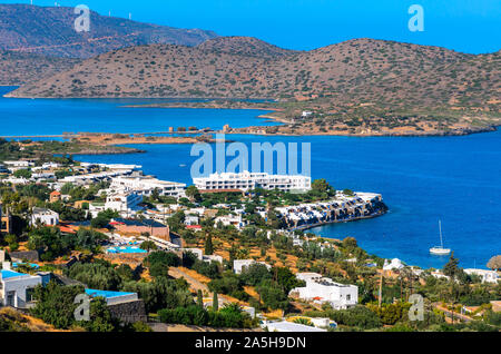 Belle vue sur la baie d'Elounda.La célèbre station avec des hôtels de luxe et de l'historique île de Spinalonga. Banque D'Images