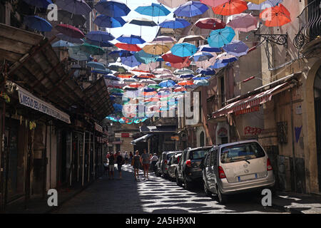 Les parasols colorés de la Umbrella Sky dans le projet Via Gisira et Via Pardo, Catane, Sicly, Italie, Banque D'Images