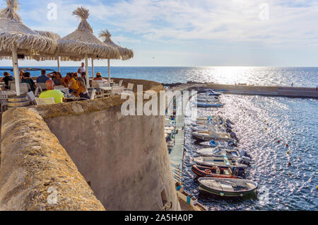 Italie, Pouilles, Gallipoli, vieille ville, café sur le mur de la ville Banque D'Images