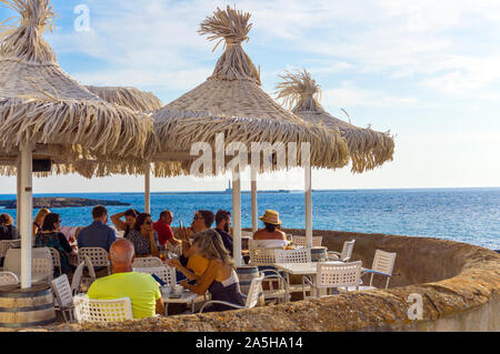 Italie, Pouilles, Gallipoli, vieille ville, café sur le mur de la ville Banque D'Images