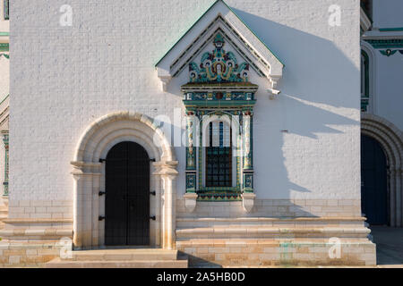 Chambranle de la fenêtre, sol carrelé de la cathédrale de la résurrection de la Nouvelle Jérusalem monastère en Istrie, dans la région de Moscou Banque D'Images