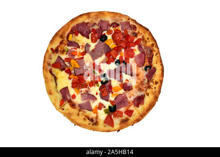 Photo de pizza, directement au-dessus, allongé sur la table, pizza à la viande fumée, sauce, fromage, tomates, poivrons, olives isolated on white Banque D'Images