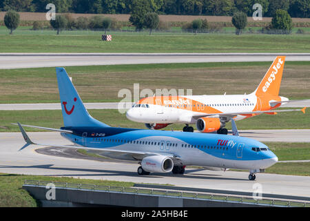 Munich, Allemagne - le 18 septembre. 2019 : TUIfly Boeing 737-800 D-ATUR et easyJet Airbus A319-100 Europe OE-LSY roulage après l'atterrissage à l'aérogare 1 Banque D'Images