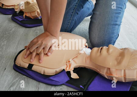 Formation en RCR. close-up de pompe à main du stagiaire sur la poitrine du mannequin sur la RCR Premiers soins en cours de formation à la vie en toute sécurité primaire Banque D'Images