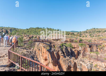 BOURKES LUCK, AFRIQUE DU SUD - 20 MAI 2019 : les touristes non identifiés sur les passerelles au-dessus de la rivière Blyde et Treur River à Bourkes Luck Potholes Banque D'Images