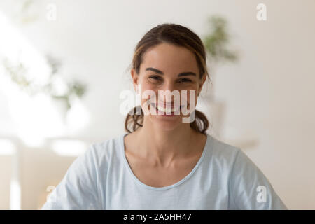 Head shot close up portrait of young woman. Banque D'Images