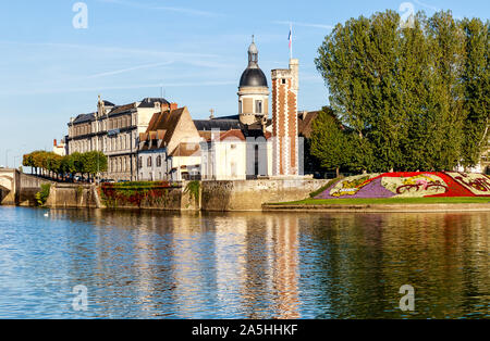 Chalon-sur -Saône, ville d'art et d'histoire avec le Tour du Doyenne du 15ème siècle dans le centre historique sur l'île Saint-Laurent, France Banque D'Images