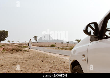 Milieu pauvres villageois indiens adultes marcher seul dans un vide, dans une chaude journée d'été torride. Un point de vue voiture image. Un ph tourisme Inde Bihar Banque D'Images