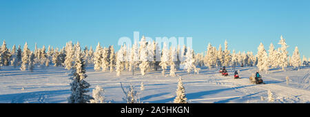 Groupe de la motoneige en Laponie, près de Rauma, Finlande, fond d'hiver panoramique Banque D'Images