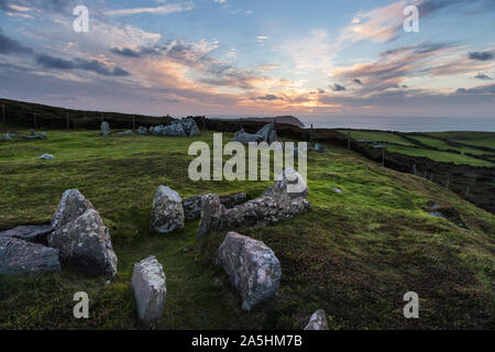 Cercle Meayll recloisonnées cairn et vue vers le mollet de l'homme au coucher du soleil, à l'île de Man Banque D'Images