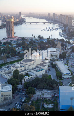 Egypte, Le Caire, le Nil et citysape vu depuis la tour du Caire. Banque D'Images