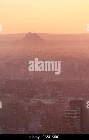 Egypte, Le Caire, les Pyramides et Le Caire cityscape vu de la tour du Caire. Banque D'Images