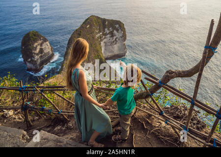 Vacances à la vie. Happy mother and son stand à vue. Regardez belle plage sous haute falaise. Destination Voyage à Bali. Populaires Banque D'Images