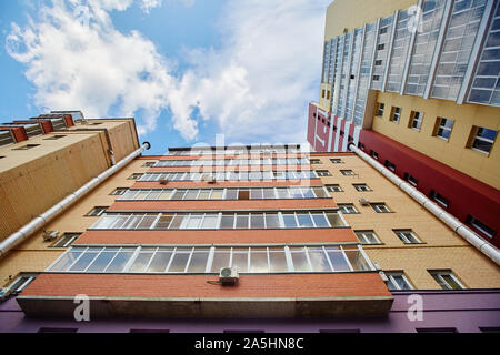 Sensibilisation de l'architecture vers le ciel. Jusqu'à la vue du ciel. Voir à la chambre du bas vers le haut. Banque D'Images