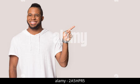 L'Homme à lunettes biracial souriant à point blank copy space Banque D'Images