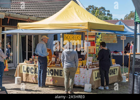 Personnes et des achats dans un marché local week-end dans la banlieue de Sydney en Australie est Lindfield Banque D'Images