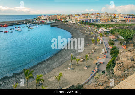 Vue sur la plage Playa de San Juan, cette plage avec sable d'or Situé à Guía de Isora sur la côte sud-ouest de Tenerife, Îles Canaries. Banque D'Images