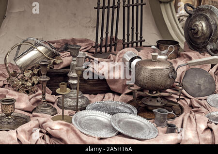 Les conteneurs et les plaques en laiton, chandelier et autres vieux millésime de cuisine en cuivre dans le marché aux puces. La vie toujours tonique de l'image. Banque D'Images