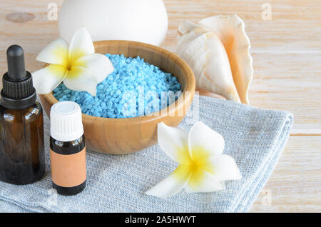 Sel de mer bleu Spa beauté, l'huile essentielle,bougie aromatique, serviette avec fleur exotique frangipani et shell sur fond de bois avec l'exemplaire de l'espace. Il l Banque D'Images